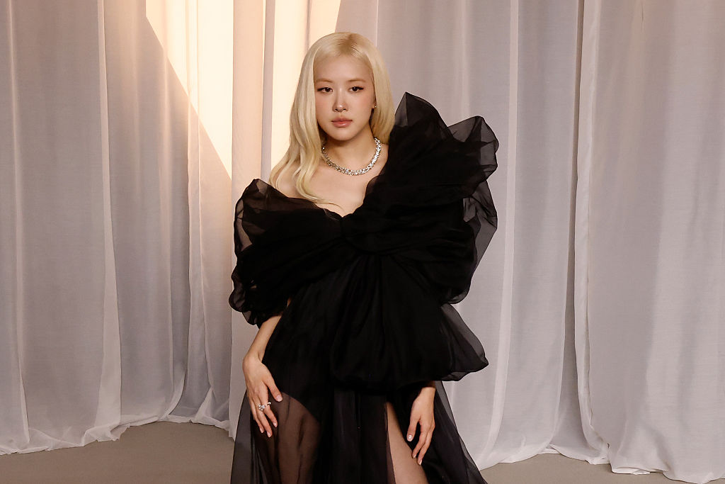 Uniboobuster – Curi Perhatian! Look RosÃ© di Academy Museum Gala 2026, Makeup Minimalis dan Gaun Sheer Saint Laurent yang Memikat